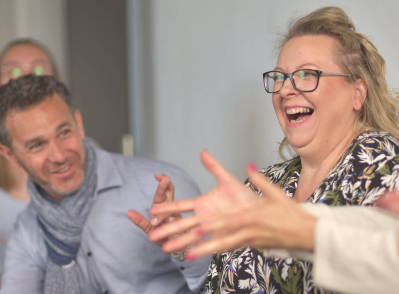 2 lachende gestikulierende Personen