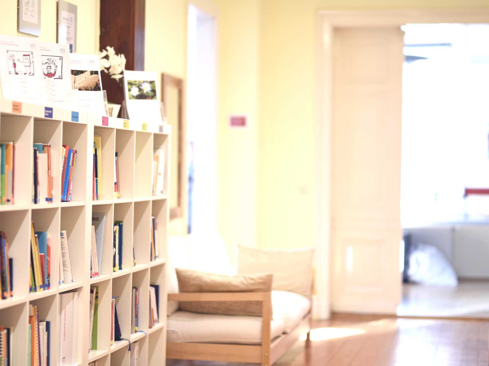 Vorraum der Seminarvilla mit Bücherschrank und Sofa